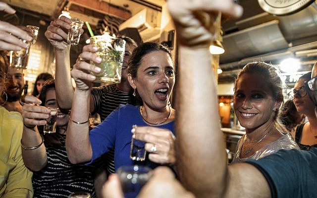 Ayelet Shaked prend un verre avec des jeunes pendant sa campagne électorale, le 31 août 2019. (Crédit : MENAHEM KAHANA / AFP)