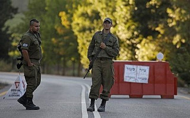 Des soldats israéliens à un checkpoint d'Avivim, au nord d'Israël, le 1er septembre 2019. (Crédit : Jalaa MAREY / AFP) Des soldats israéliens à un checkpoint d'Avivim, au nord d'Israël, le 1er septembre 2019. (Crédit : Jalaa MAREY / AFP)