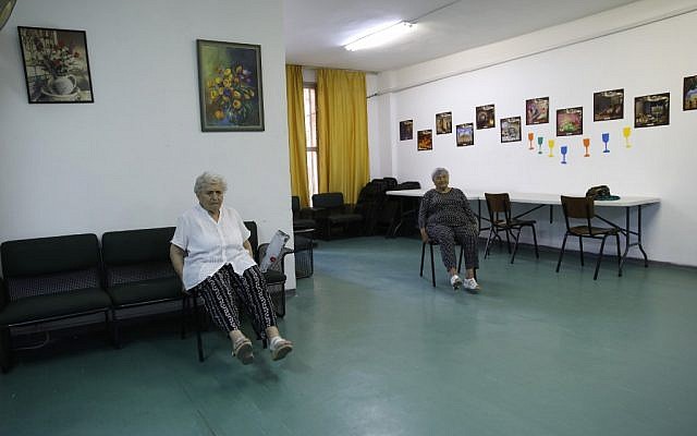 Des femmes âgées israéliennes participent à une séance d'entraînement matinale dans un ancien hôtel transformé en immeuble de logements sociaux pour Israéliens âgés de l'ancienne Union soviétique à Jérusalem le 4 septembre 2019. (Crédit : MENAHEM KAHANA / AFP) Des femmes âgées israéliennes participent à une séance d'entraînement matinale dans un ancien hôtel transformé en immeuble de logements sociaux pour Israéliens âgés de l'ancienne Union soviétique à Jérusalem le 4 septembre 2019. (Crédit : MENAHEM KAHANA / AFP)