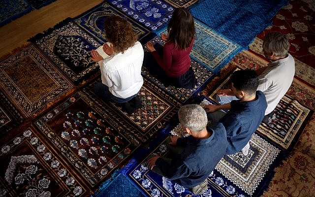 Deux femmes imames Anne-Sophie Monsinay (à droite) et Eva Janadin, toutes deux converties à l'islam, dirigent une prière à Paris, le 7 septembre 2019. (Crédit : Lionel BONAVENTURE / AFP)