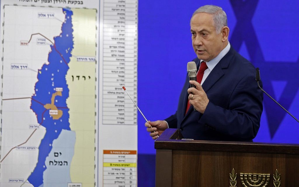 Le Premier ministre Benjamin Netanyahu devant une carte de la vallée du Jourdain, jurant d'y étendre la souveraineté israélienne en cas de réélection, lors d'un discours à Ramat Gan, le 10 septembre 2019. (Menahem Kahana/AFP) Le Premier ministre Benjamin Netanyahu devant une carte de la vallée du Jourdain, jurant d'y étendre la souveraineté israélienne en cas de réélection, lors d'un discours à Ramat Gan, le 10 septembre 2019. (Menahem Kahana/AFP)