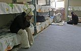 Illustration : Des détenues iraniennes dans la section pour femmes de la prison d'Evin, à Téhéran, le 13 juin 2006. (Crédit : Atta Kenare/AFP)
