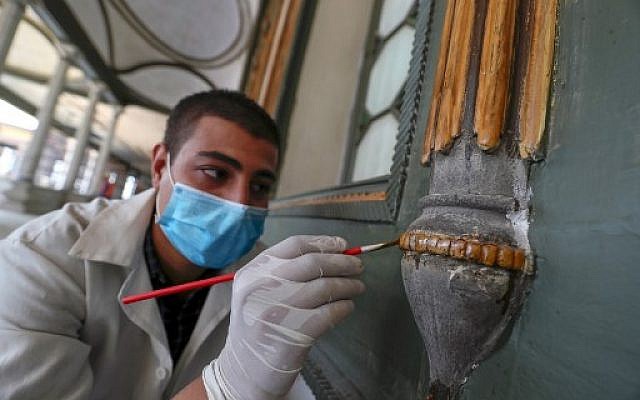 Travaux de rénovation dans le palais de Mohamed Ali Pacha,au Caire, le 12 septembre 2019. (Crédit :Mohamed el-Shahed / AFP)