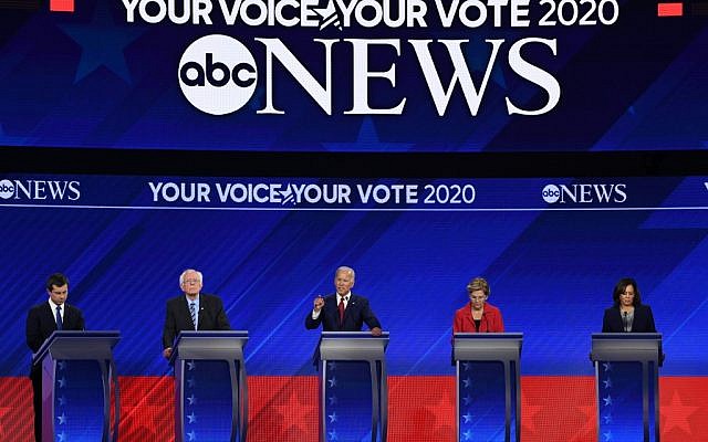 Les aspirants démocrates à la présidentielle : Le maire de South Bend, dans l'Indiana, Pete Buttigieg, le sénateur du Vermont Bernie Sanders, l'ex-vice président Joe Biden, la sénatrice du Massachusetts Elizabeth Warren et le sénatrice de Californie Kamala Harris pendant le troisième débat des Primaires démocrates à la présidentielle à Houston, au Texas, le 12 septembre 2019 (Crédit : Robyn BECK / AFP) Les aspirants démocrates à la présidentielle : Le maire de South Bend, dans l'Indiana, Pete Buttigieg, le sénateur du Vermont Bernie Sanders, l'ex-vice président Joe Biden, la sénatrice du Massachusetts Elizabeth Warren et le sénatrice de Californie Kamala Harris pendant le troisième débat des Primaires démocrates à la présidentielle à Houston, au Texas, le 12 septembre 2019 (Crédit : Robyn BECK / AFP)