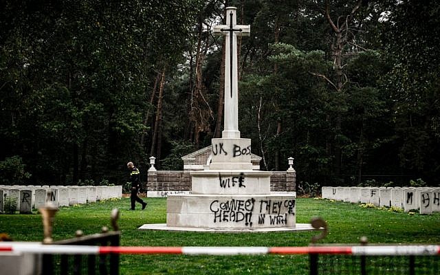 Des croix gammées et des slogans peints à la bombe dans un cimetière de soldats britanniques tombés lors de la Seconde Guerre mondiale,à Mierlo, au Pays-Bas, le 13 septembre 2019. (Crédit : Rob Engelaar / ANP / AFP)