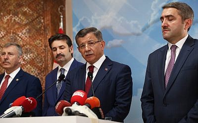 l'ancien Premier ministre turc  Ahmet Davutoglu (2ème à droite) lors d'une conférence de presse à son bureau d'Ankara le 13 septembre 2019 (Crédit :  Adem ALTAN / AFP)