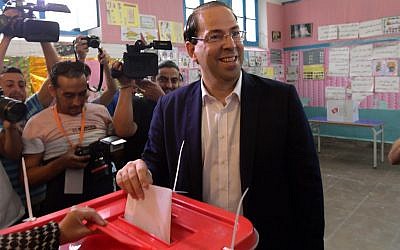 Le Premier ministre tunisien Youssef Chahed dépose son bulletin pour l'élection présidentielle au bureau de vote à La Marsa en banlieue de la capitale Tunis, le 15 septembre 2019. (Photo par Fethi Belaid / AFP)