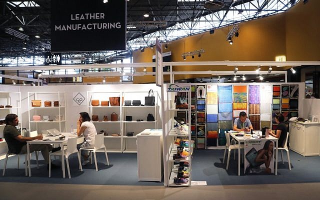 (FILES) Des gens assis dans une zone d'exposition au salon "Première Vision Paris", dédié aux industries qui fournissent des matériels et des services au secteur de la mode et à celui du luxe au parc des expositions de Villepinte, le 19 septembre 2019 (Crédit : JACQUES DEMARTHON / AFP)(FILES) (FILES) Des gens assis dans une zone d'exposition au salon "Première Vision Paris", dédié aux industries qui fournissent des matériels et des services au secteur de la mode et à celui du luxe au parc des expositions de Villepinte, le 19 septembre 2019 (Crédit : JACQUES DEMARTHON / AFP)(FILES)