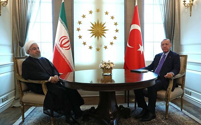 Le président turc, Recep Tayyip Erdogan, et son homologue iranien, Hassan Rouhani, avant leur rencontre au palais présidentiel d'Ankara, le 16 septembre 2019 (Crédit : ERDEM SAHIN / POOL / AFP) Le président turc, Recep Tayyip Erdogan, et son homologue iranien, Hassan Rouhani, avant leur rencontre au palais présidentiel d'Ankara, le 16 septembre 2019 (Crédit : ERDEM SAHIN / POOL / AFP)
