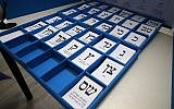 Des bulletins de vote se trouvent sur une table dans un bureau de vote à Rosh Haayin, lors des élections législatives israéliennes du 17 septembre 2019. (Jack Guez/AFP)