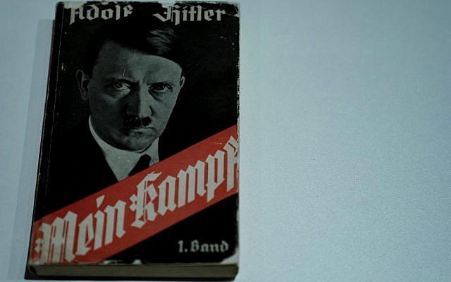 Un exemplaire de Mein Kampf à l'exposition "Design of the Third Reich" au Design Museum Den Bosch à Hertogenbosch, au Pays-Bas, le 17 septembre 2019. (Crédit : Kenzo TRIBOUILLARD / AFP)