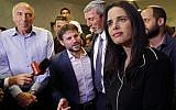Ayelet Shaked (à droite), leader et candidat de HaYamin HaHadash qui fait partie de l'alliance politique Yamina, s'adresse à la presse en compagnie du candidat de HaBayit HaYehudi Moti Yogev (à gauche), du chef du parti Tkuma Bezalel Smotrich (2e-G), et du chef de HaBayit HaYehudi Rafi Peretz (C) au siège de l'alliance à Ramat Gan, 17 septembre 2019. (Gil Cohen-Magen/AFP)