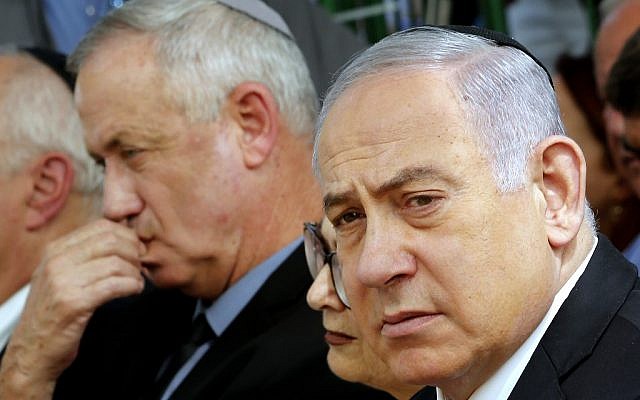 Esther Hayut, présidente de la Cour suprême (C) est entourée du Premier ministre Benjamin Netanyahu (à droite) et de Benny Gantz (à gauche), chef du parti Kakhol lavan, lors d'une cérémonie commémorative pour feu le président Shimon Peres, au mont Herzl à Jérusalem, le 19 septembre 2019. (GIL COHEN-MAGEN / AFP) Esther Hayut, présidente de la Cour suprême (C) est entourée du Premier ministre Benjamin Netanyahu (à droite) et de Benny Gantz (à gauche), chef du parti Kakhol lavan, lors d'une cérémonie commémorative pour feu le président Shimon Peres, au mont Herzl à Jérusalem, le 19 septembre 2019. (GIL COHEN-MAGEN / AFP)