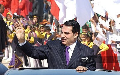 Sur cette photo d'archives prise le 20 mars 2006, l'ancien président tunisien Zine El Abidine Ben Ali salue la foule à son arrivée au stade de Radès, où il prononce son discours à l'occasion du cinquantième anniversaire de l'indépendance de la Tunisie par la France. (Crédit : Handout / AFP)