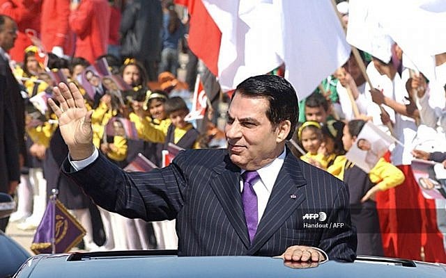 Sur cette photo d'archives prise le 20 mars 2006, l'ancien président tunisien Zine El Abidine Ben Ali salue la foule à son arrivée au stade de Radès, où il prononce son discours à l'occasion du cinquantième anniversaire de l'indépendance de la Tunisie par la France. (Crédit : Handout / AFP) Sur cette photo d'archives prise le 20 mars 2006, l'ancien président tunisien Zine El Abidine Ben Ali salue la foule à son arrivée au stade de Radès, où il prononce son discours à l'occasion du cinquantième anniversaire de l'indépendance de la Tunisie par la France. (Crédit : Handout / AFP)