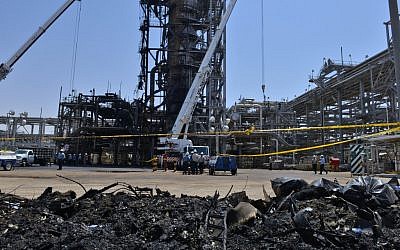 Une installation pétrolière à Kurhais, en Arabie saoudite, détruite par une attaque, le 17 septembre 219. (Crédit : Fayez Nureldine / AFP)
