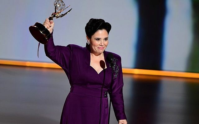 Alex Borstein après la remise du prix de la meilleure actrice dans un second rôle (comédie) pour la série "The Marvelous Mrs. Maisel" lors de la 71ème cérémonie des Emmy au Microsoft Theatre de Los Angeles, le 22 septembre 2019 (Crédit : Frederic J. BROWN / AFP) Alex Borstein après la remise du prix de la meilleure actrice dans un second rôle (comédie) pour la série "The Marvelous Mrs. Maisel" lors de la 71ème cérémonie des Emmy au Microsoft Theatre de Los Angeles, le 22 septembre 2019 (Crédit : Frederic J. BROWN / AFP)