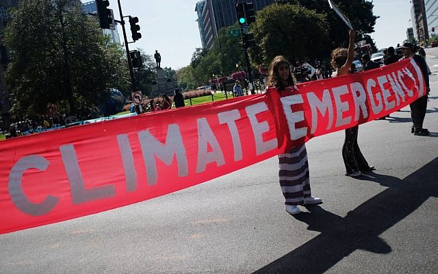 Des militants bloquent une intersection de Washington DC lors des manifestations pour le climat, le 23 septembre 2019. (Crédit : MANDEL NGAN / AFP)