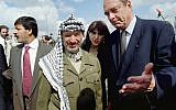 Le président français Jacques Chirac avec le président de l'Autorité palestinienne Yasser Arafat à son arrivée à Ramallah. (Crédit : Gérard Fouet/AFP)