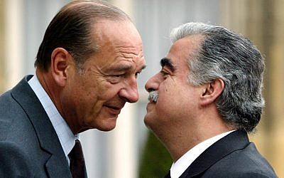 Le président français Jacques Chirac reçoit le Premier ministre libanais Rafic Hariri à Paris, le 25 avril 2003. (Crédit : PATRICK KOVARIK / AFP)