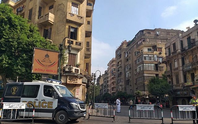 Les forces de l'ordre égyptiennes bloquent les rues qui mènent à la place Tahrir, au Caire, le 27 septembre 2019. (Crédit : Khaled DESOUKI / AFP) Les forces de l'ordre égyptiennes bloquent les rues qui mènent à la place Tahrir, au Caire, le 27 septembre 2019. (Crédit : Khaled DESOUKI / AFP)