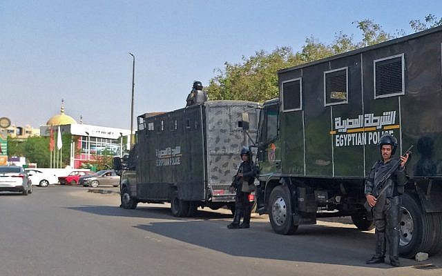 Les policiers égyptiens anti-émeutes montent la garde dans la capitale égyptienne du Caire, le 27 septembre 2019 (Crédit :  Khaled DESOUKI / AFP)