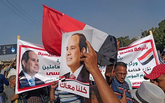 Les soutiens du président égyptien Abdel Fattah al-Sisi se rassemblent près du mémorial du soldat inconnu dans le quartier de Nasr, au sud du Caire, en Egypte, le 27 septembre 2019 (Crédit : Khaled DESOUKI / AFP) Les soutiens du président égyptien Abdel Fattah al-Sisi se rassemblent près du mémorial du soldat inconnu dans le quartier de Nasr, au sud du Caire, en Egypte, le 27 septembre 2019 (Crédit : Khaled DESOUKI / AFP)