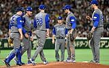 Les joueurs israéliens et un coach autour du joueur Josh Zeid (#28) pendant le match entre Israël et le Japon au Dôme de Tokyo à Tokyo, le 15 mars 2017 (Crédit : AFP PHOTO / TORU YAMANAKA)