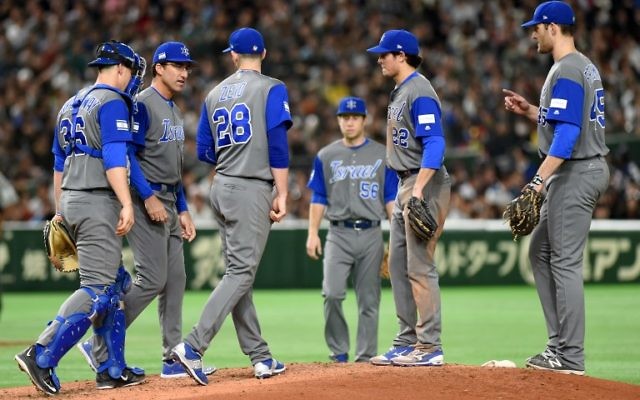 Les joueurs israéliens et un coach autour du joueur Josh Zeid (#28) pendant le match entre Israël et le Japon au Dôme de Tokyo à Tokyo, le 15 mars 2017 (Crédit : AFP PHOTO / TORU YAMANAKA) Les joueurs israéliens et un coach autour du joueur Josh Zeid (#28) pendant le match entre Israël et le Japon au Dôme de Tokyo à Tokyo, le 15 mars 2017 (Crédit : AFP PHOTO / TORU YAMANAKA)