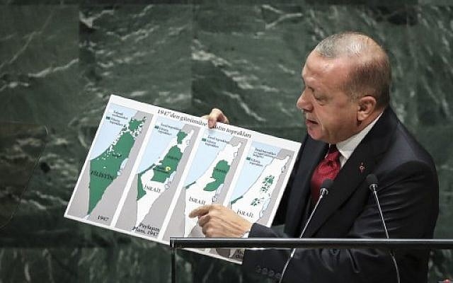 Le président turc Recep Tayyip Erdogan montre une carte représentant l'évolution du territoire palestinien, à l'Assemblée générales des Nations unies à New York le 24 septembre 2019. (Crédit : Drew Angerer/Getty Images/AFP