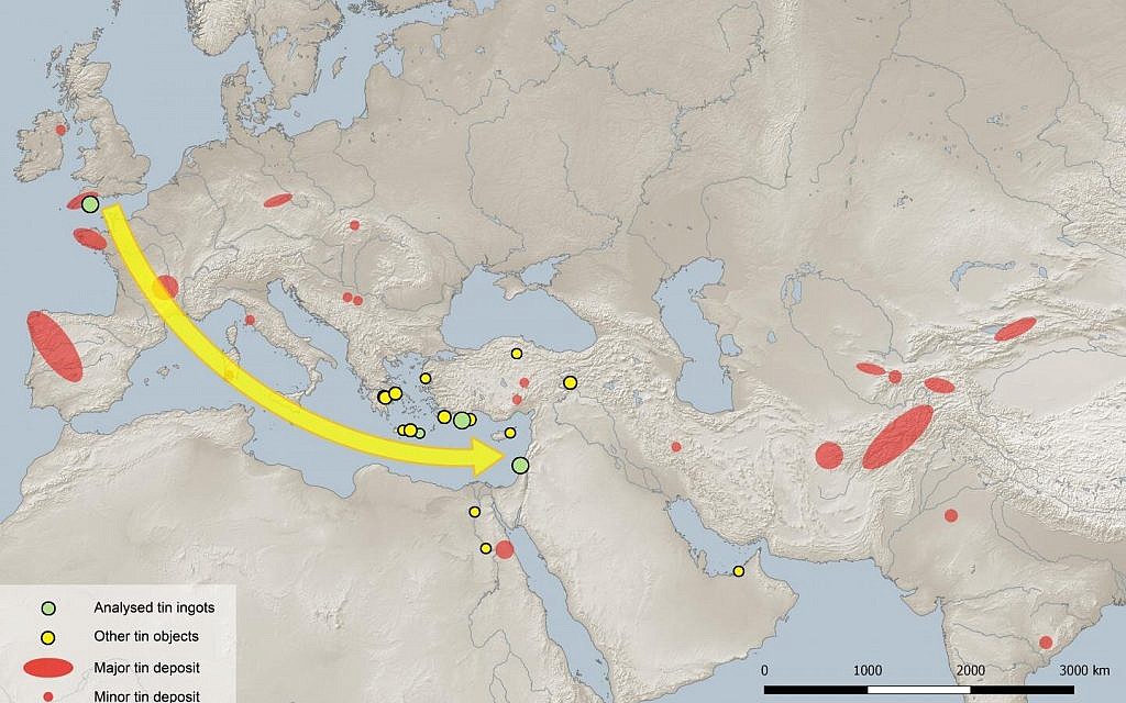 Les dépôts de minerais sur le continent eurasien et la distribution des découvertes d'étain dans la zone étudiée remontant à 2500-1000 ans avant l'ère commune. La flèche n'indique par le parcours commercial suivi et illustre seulement l'origine présumée de l'étain israélien, sur la base des données (Crédit : Berger et al. 2019; préparée par Daniel Berger)