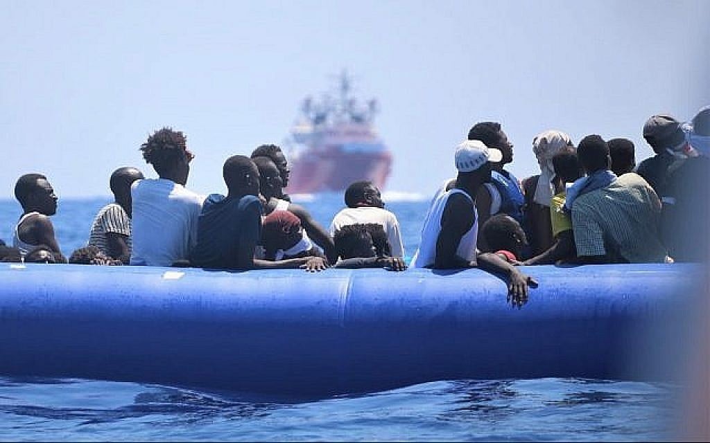 Des réfugiés à bord d'un canot pneumatique qui vont être sauvés par l'Ocean Viking, au mois d'août 2019 (Crédit : Hannah Wallace Bowman/SOS Méditerranée)