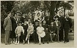 La famille Majer de Belgrade avant la seconde guerre mondiale. 19 personnes de cette photo ont été tuées pendant la Shoah. (Crédit : Yad Vashem Photo Archives)