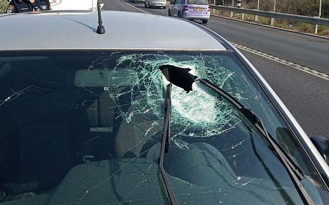 Le pare-brise d'une voiture dont le chauffeur a été blessé par un jet de pierre en Cisjordanie le 20 septembre 2019. (Crédit : services de secours) Le pare-brise d'une voiture dont le chauffeur a été blessé par un jet de pierre en Cisjordanie le 20 septembre 2019. (Crédit : services de secours)
