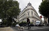 L'immeuble parisien qui abrite l'appartement du financier américain dans le 16ème arrondissement de la capitale française, le 13 août 2019. (Crédit : AP/Francois Mori)