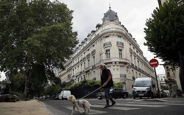 L'immeuble parisien qui abrite l'appartement du financier américain dans le 16ème arrondissement de la capitale française, le 13 août 2019. (Crédit : AP/Francois Mori) L'immeuble parisien qui abrite l'appartement du financier américain dans le 16ème arrondissement de la capitale française, le 13 août 2019. (Crédit : AP/Francois Mori)