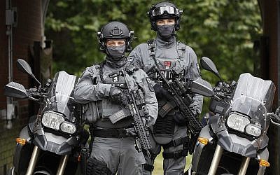 Photo d'illustration : Les membres du CTSF ( Counter Terrorism Specialist Firearms) posent devant mes médias à Londres, le 3 août 2016 (Crédit : Kirsty Wigglesworth/AP)