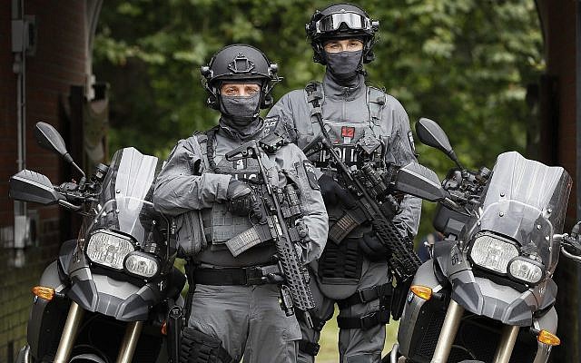 Photo d'illustration : Les membres du CTSF ( Counter Terrorism Specialist Firearms) posent devant mes médias à Londres, le 3 août 2016 (Crédit : Kirsty Wigglesworth/AP)