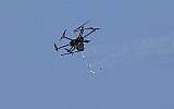 Illustration : un drone israélien survole Gaza (Crédit : AP/Hatem Moussa)