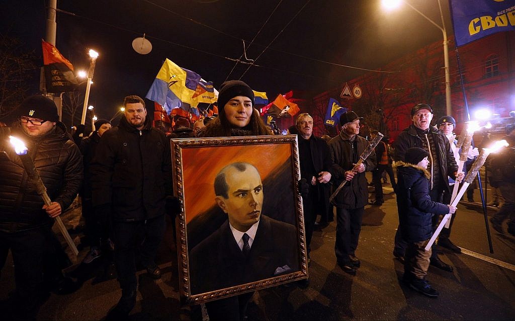 En ce 1er janvier 2019, photo de dossier, des militants de divers partis nationalistes portent des torches, des drapeaux nationaux ukrainiens et un portrait de Stepan Bandera lors d'un rassemblement à Kiev, en Ukraine. (AP Photo/Efrem Lukatsky, File) En ce 1er janvier 2019, photo de dossier, des militants de divers partis nationalistes portent des torches, des drapeaux nationaux ukrainiens et un portrait de Stepan Bandera lors d'un rassemblement à Kiev, en Ukraine. (AP Photo/Efrem Lukatsky, File)