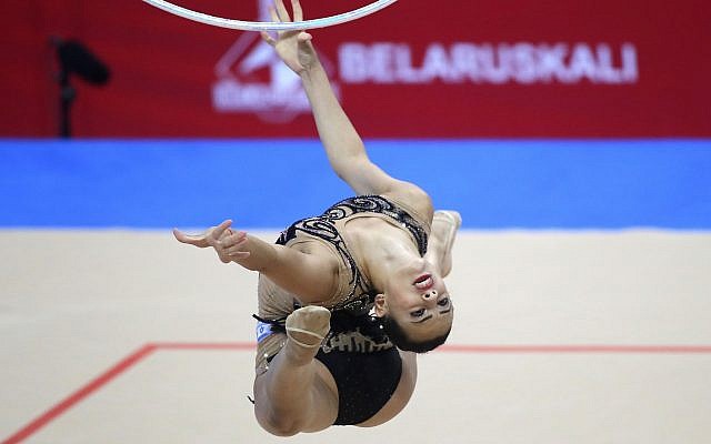 Linoy Ashram, d'Israël, en action lors de la compétition individuelle multiple féminine de gymnastique rythmique aux deuxièmes Jeux européens à Minsk, en Biélorussie, le 22 juin 2019. (AP Photo/Sergei Grits) Linoy Ashram, d'Israël, en action lors de la compétition individuelle multiple féminine de gymnastique rythmique aux deuxièmes Jeux européens à Minsk, en Biélorussie, le 22 juin 2019. (AP Photo/Sergei Grits)