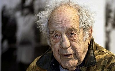 Dans cette photo du 28 janvier 2016, le photographe et réalisateur Robert Frank participe à l'ouverture d'une exposition présentant son travail, "Robert Frank: Livres et Films, 1947–2016," à l'Ecole d'arts de l'Université de New York à New York. (Crédit : AP Photo/Kathy Willens, File)