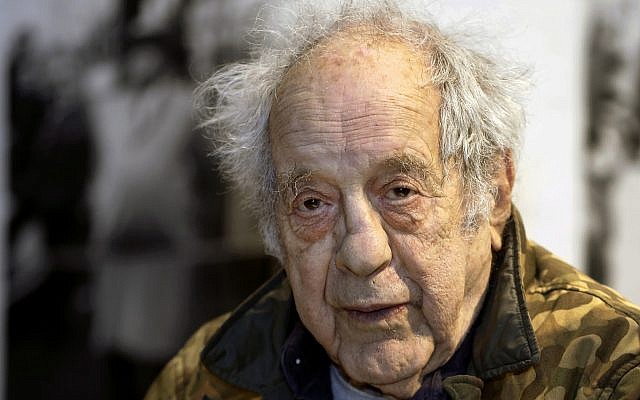 Dans cette photo du 28 janvier 2016, le photographe et réalisateur Robert Frank participe à l'ouverture d'une exposition présentant son travail, "Robert Frank: Livres et Films, 1947–2016," à l'Ecole d'arts de l'Université de New York à New York. (Crédit : AP Photo/Kathy Willens, File) Dans cette photo du 28 janvier 2016, le photographe et réalisateur Robert Frank participe à l'ouverture d'une exposition présentant son travail, "Robert Frank: Livres et Films, 1947–2016," à l'Ecole d'arts de l'Université de New York à New York. (Crédit : AP Photo/Kathy Willens, File)