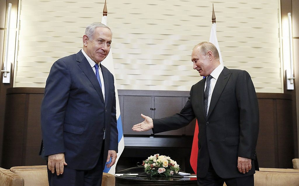 Le président russe Vladimir Poutine, (à droite), salue le Premier ministre Benjamin Netanyahu pendant leur rencontre à Sotchi, en Russie, le 12 septembre 2019. (Crédit : Shamil Zhumatov/Pool Photo via AP)