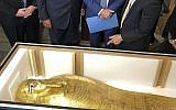 Le sarcophage de Nedjemankh rapatrié en Egypte depuis New York, le 25 septembre 2019. (Crédit : Michael R. Sisak/AP)