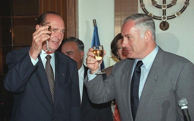 Le Premier ministre israélien Benjamin Netanyahu et le président Jacques Chirac, lors de sa visite en Israël, le 22 octobre 1996. (Crédit : AP Photo/Menachem Kahana)