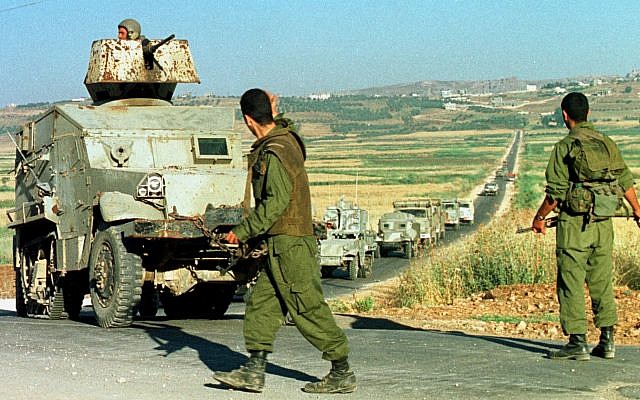 Deux miliciens de l'Armée du Liban du sud (ALS) dirigent un convoi de blindés dans le sud du Liban, le 3 juin 1999 (Crédit : Butros Wanna/AP) Deux miliciens de l'Armée du Liban du sud (ALS) dirigent un convoi de blindés dans le sud du Liban, le 3 juin 1999 (Crédit : Butros Wanna/AP)