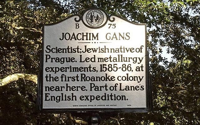 Un panneau placé en mémoire de Joachim Gans, premier Juif connu à être entré en Amérique du nord (Crédit : brindleybeach.com) Un panneau placé en mémoire de Joachim Gans, premier Juif connu à être entré en Amérique du nord (Crédit : brindleybeach.com)