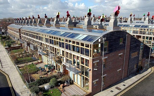 Une photo pour BedZed, une communauté durable de Wellington au Royaume-Uni, présentée dans le cadre de l'exposition "Solar Guerrilla", une exposition du Tel Aviv Museum of Art, ouverte jusqu'au 15 décembre 2019. (Avec l'aimable autorisation de Tom Chance)
