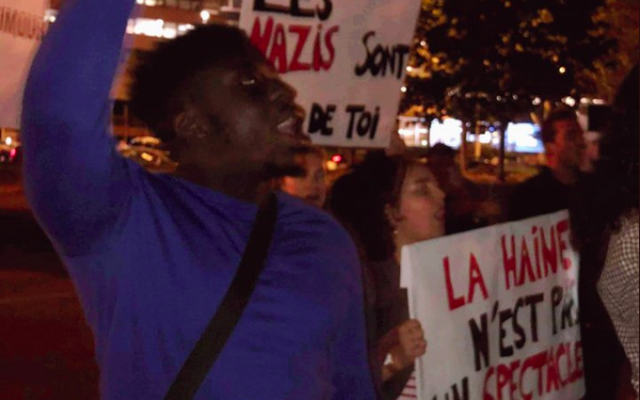 Des militants de SOS Racisme et de l’UEJF manifestant pour empêcher un spectacle de Dieudonné, le 19 septembre 2019, Porte Maillot à Paris. (Crédit : SOS Racisme / Twitter)